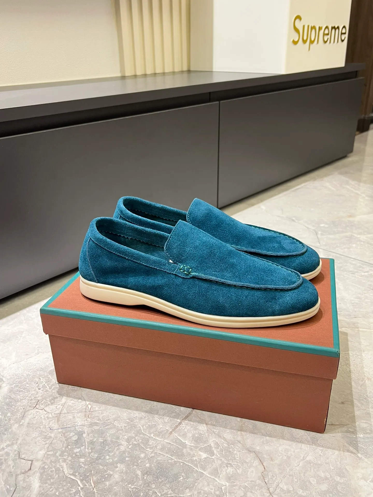 Men's shoes 💰p360 "Loro men's shoes 💰pian'*" Classic L men's shoes for couples 💰p Top version British flat loafers, a must-have item in old money style, the minimalist design is eye-catching and durable, a plus point for dressing The soft foot feel and texture are outstanding. They don’t scratch your feet and are very nice. They are matched with soft and waxy soles. They can be worn daily for a long time without getting tired. They are easy to wear, versatile and classic items, with perfect foot feel and texture! Imported cashmere fabric, the lining is made of imported A-grade water-dyed cow lining, the top version of the genuine leather midsole is sewn with pure handmade mark thread! Size: Female 35-40 (34. Customized) Male 38-44 (45.46. Customized)
